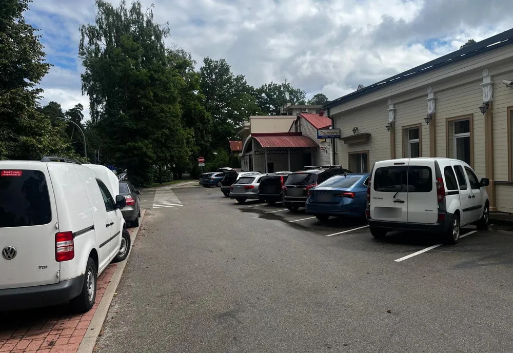 Stāvvieta un iela pie Auto klubs SC
