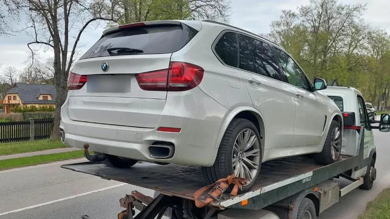 BMW uz Auto klubs SC autoevakuatora platformas