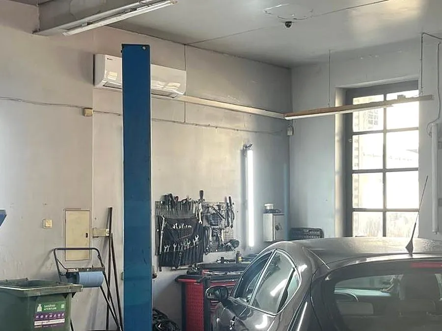 Darbnīca ar instrumentiem un pacēlāju