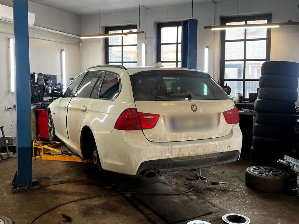 Auto uz pacēlāja Auto klubs SC darbnīcā