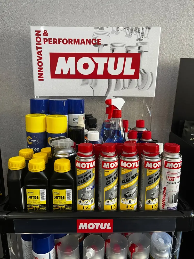 Motul autoķīmija un bremžu šķidrums
