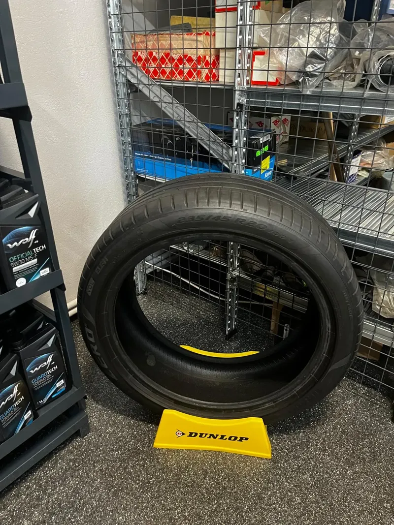 Riepa uz Dunlop statīva