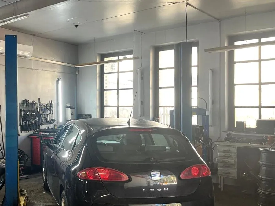 Auto uz pacēlāja
