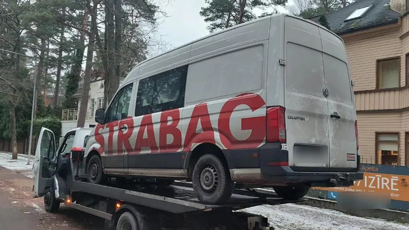 Mikroautobuss uz Auto klubs SC autoevakuatora platformas