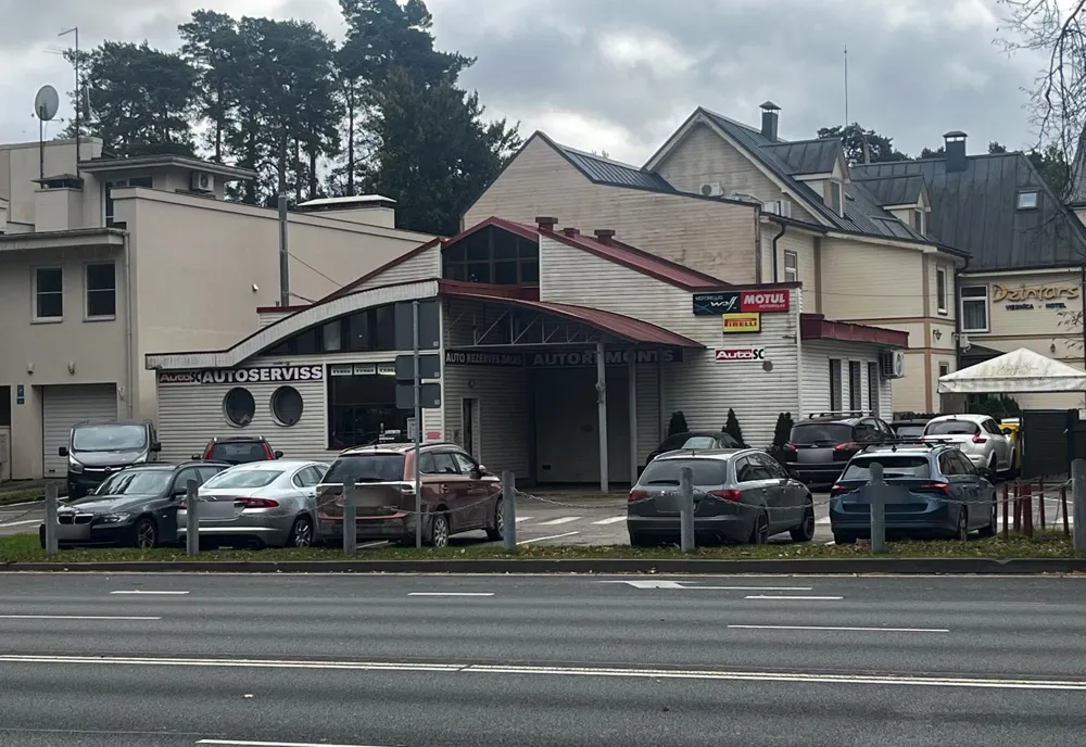 Auto klubs SC autoserviss un stāvvieta dienā